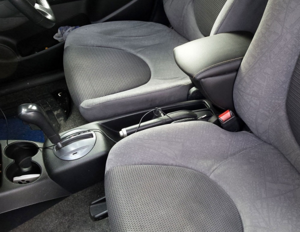 0041610_podlokotnik-honda-fit-2001-2007g