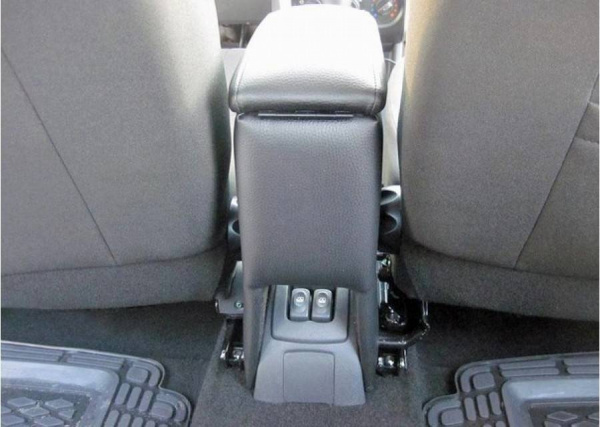 0038384_podlokotnik-nissan-almera-2012g-